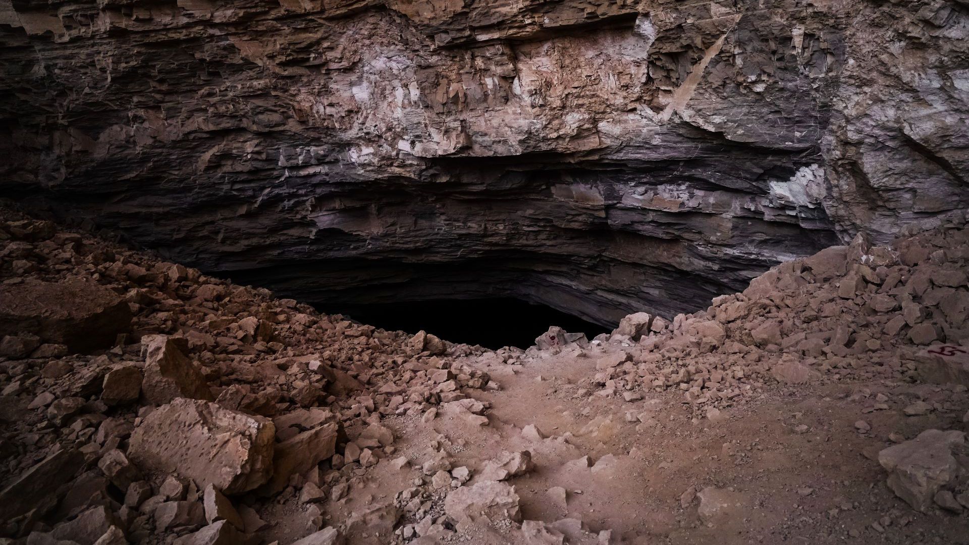 Heet Cave 'Your trip to a cave that dates back thousands of years'