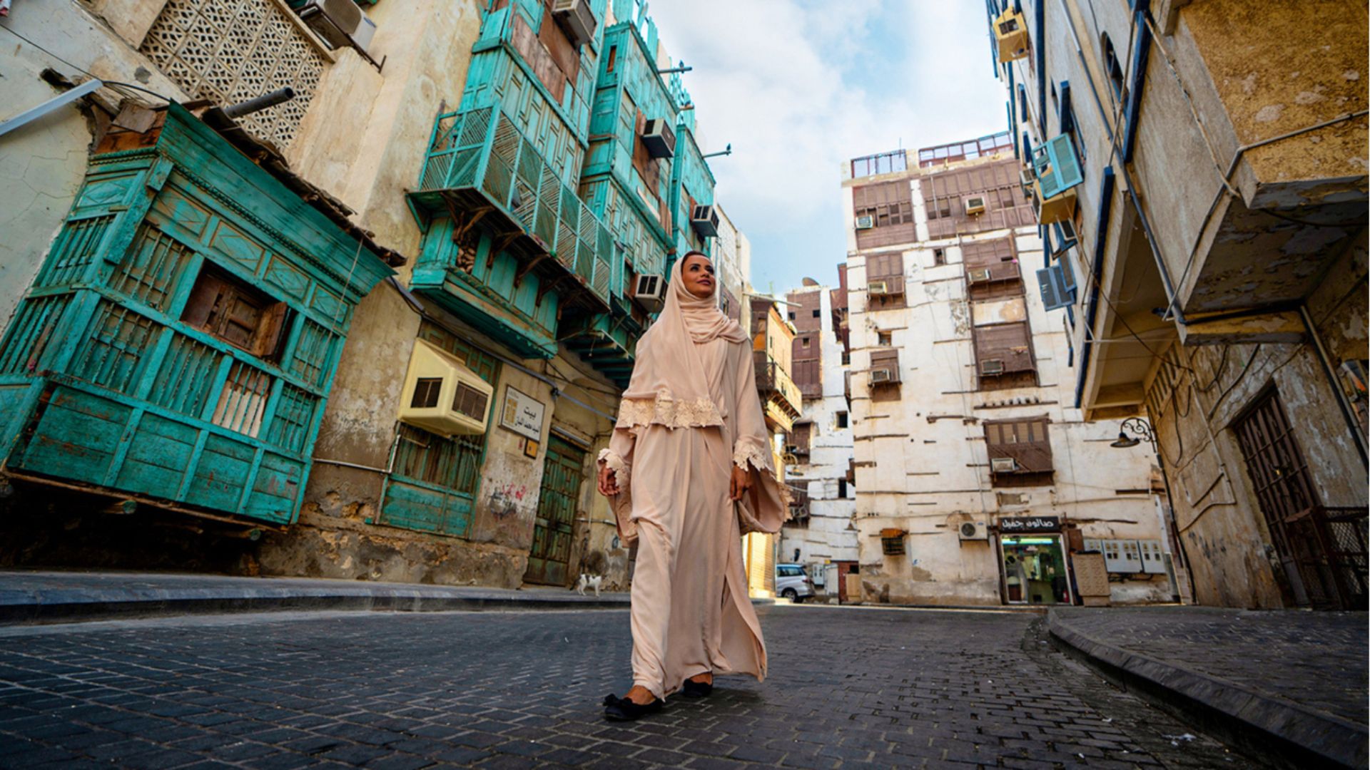 women-in-albald-streets